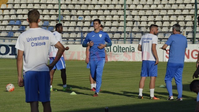 Virgil Drăghia (în albastru complet) va concura cu Calancea pentru poarta Craiovei (foto: Alexandru Vîrtosu)