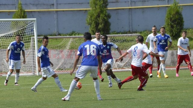 Vâlcenii (în albastru) vor afla astăzi programul noului sezon din Liga a II-a (foto: Alexandru Vîrtosu)