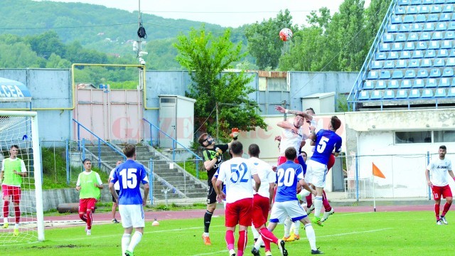 Gorjenii (tricouri albe) au pus presiune la poarta vâlcenilor şi şi-au asigurat victoria încă din prima repriză (Foto: Alexandru Vîrtosu)
