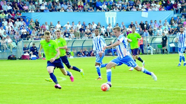 Nicuşor Bancu (la minge) este nerăbdător să joace sub privirile suporterilor craioveni (Foto: Alexandru Vîrtosu)