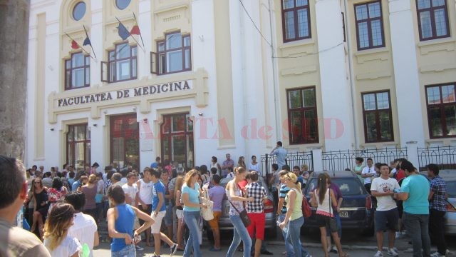 621 de absolvenți de liceu susțin astăzi concurs scris pentru admiterea pe unul din cele 209 locuri finanțate de la bugetul de stat la Facultatea de Medicină (FOTO: Arhiva GdS)