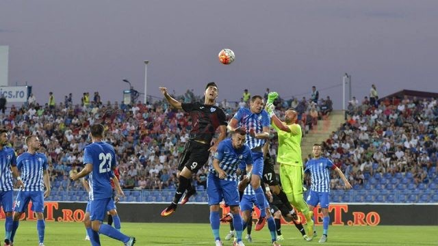 Ivan (în negru) a fost anihilat de defensiva pandurilor (foto: csuc.ro)