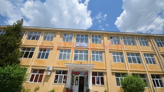 Colegiul Tehnic de Industrie Alimentară Craiova este unul din cele nouă licee din Dolj care are și o clasă pentru învățământul de tip seral și frecvență redusă