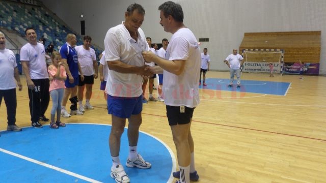 Marius Barcan (dreapta), directorul SCM Craiova şi fost handbalist, a fost cel care a înmânat diplomele participanţilor