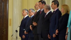 Florin Iordache, președintele Camerei Deputaților, alături de premierul Dacian Cioloș și de membri ai cabinetului de miniștri, participă la ceremonia de depunere a jurământului de învestitură a lui Mircea Dumitru în funcția de ministru al educației naționale și cercetării științifice, a lui Petru Sorin Bușe în funcția de ministru al transporturilor și a Mariei Ligor în funcția de ministru delegat pentru relația cu românii de pretutindeni, eveniment desfășurat în Sala Unirii a Palatului Cotroceni (Foto: Agerpres)