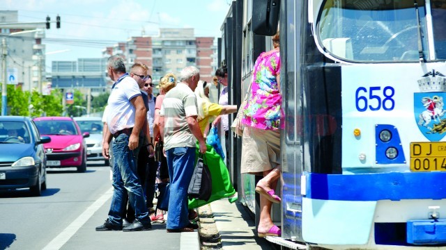 Până când primăria va reuși să modifice lățimea refugiilor pentru călători, craiovenii se înghesuie pe peroanele înguste și se chinuiesc să urce în tramvaie (Foto: Bogdan Grosu)