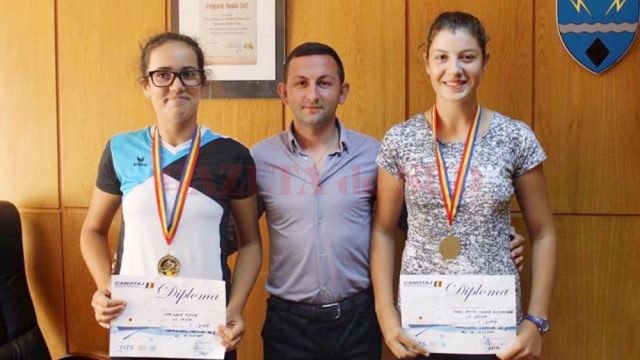 Cele două canotoare, alături de primarul din Rovinari