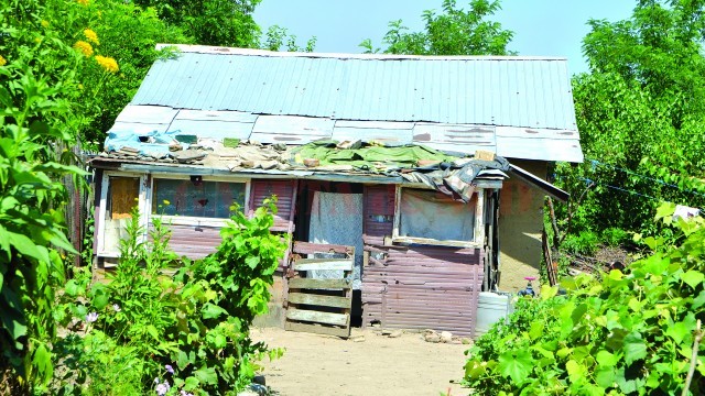 Casa în care locuieşte mama cu cei doi copii (FOTO: Claudiu Tudor)