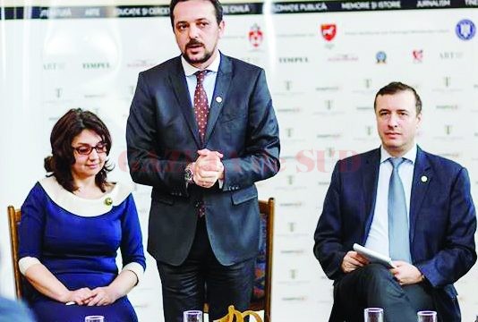 Adriana Nazarciuc, preşedintele Asociaţiei Revistei Timpul, Daniel Şandru, preşedinte al Juriului Naţional şi director al revistei Timpul, şi George Bondor, redactor-şef al revistei Timpul