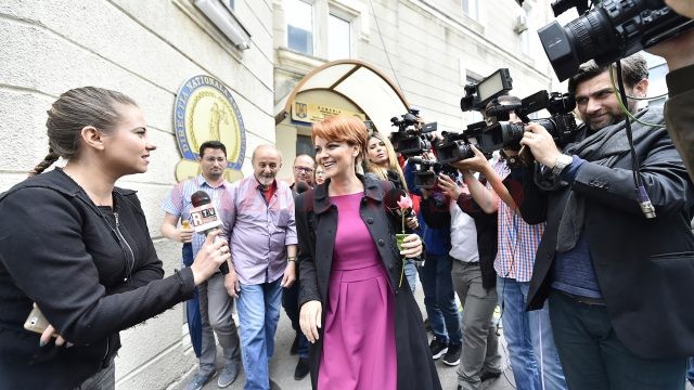 Primarul Olguța Vasilescu le-a dat de înțeles patronilor unor firme de construcții că ar fi bine să facă sponsorizări (Foto: Agerpres)