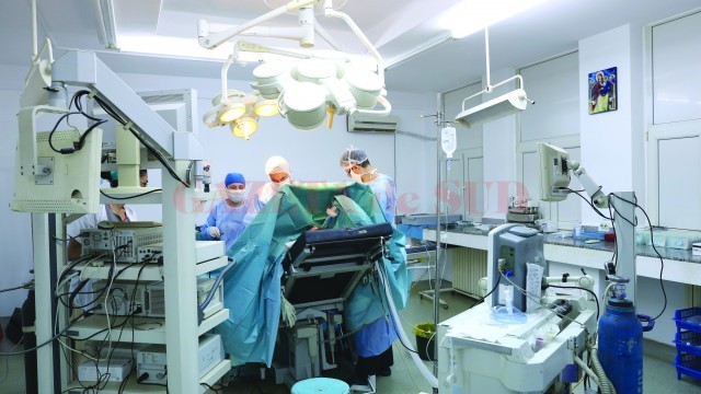 Imagini din timpul operațiilor realizate în urmă cu aproximativ o lună și jumătate în cazurile a nouă pacienți, la Spitalul Județean de Urgență Craiova