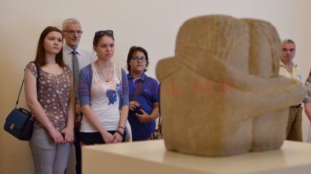 Participanții la Școala Internațională pentru Artă, în vizită la cabinetul Constantin Brâncuși (Foto: Bogdan Grosu)