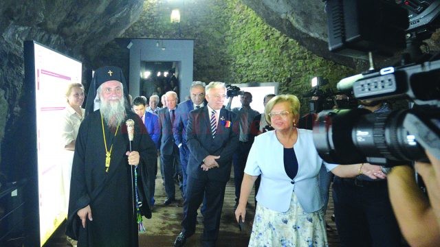 ÎPS Irineu, Mitropolitul Olteniei, Mugur Isărescu, guvernatorul  BNR, la Tismana,  la deschiderea Muzeului Tezaurului (Foto: Traian Mitrache)