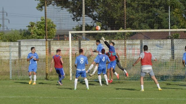 Filieşenii (în albastru) au făcut o partidă bună cu Viitorul Cârcea (foto: Alexandru Vîrtosu)