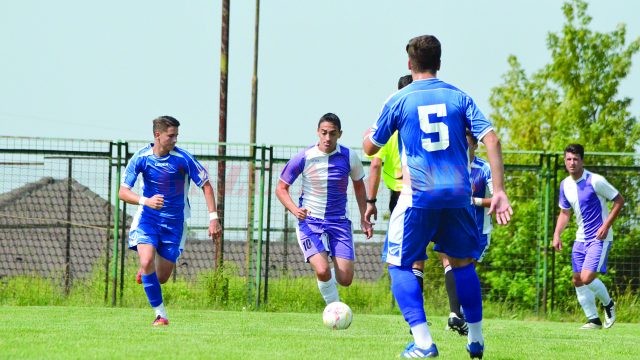 „Şcolarii“ (alb-violet) au jucat bine, dar au pierdut (Foto: Alexandru Vîrtosu)