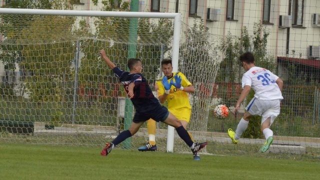 Alex Popescu (în alb) şi colegii săi le-au făcut viaţă grea portarilor gorjeni (foto: Alexandru Vîrtosu)