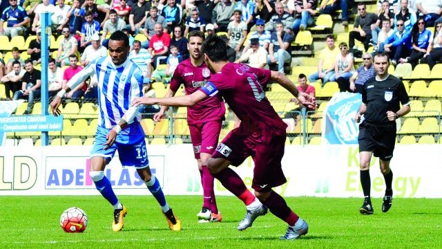 Nuno Rocha (la minge) a marcat în ultimele două meciuri ale craiovenilor din Liga I (Foto: arhiva GdS)