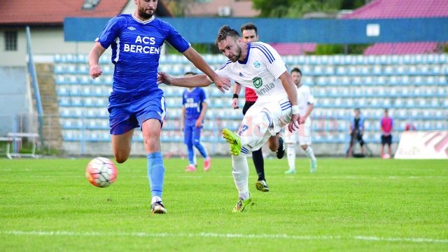 Oltenii (în alb) au reuşit să spargă gheaţa şi să bifeze primul succes din noul sezon al Ligii a II-a (Foto: Alexandru Vîrtosu)