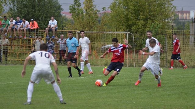 Filieşenii (în roşu) au trecut de Podari în Cupă (foto: Alexandru Vîrtosu)