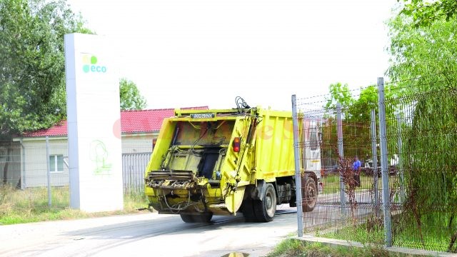 La groapa de la Mofleni este adus tot gunoiul din județul Dolj (FOTO: Claudiu Tudor)