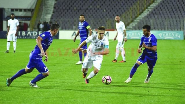 Bogdan Vătăjelu (la minge) şi colegii săi au dezamăgit în Banat (Foto: csuc.ro)