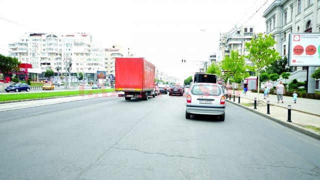 În spatele Universității nu există marcaje rutiere pe carosabil (Foto: Traian Mitrache)