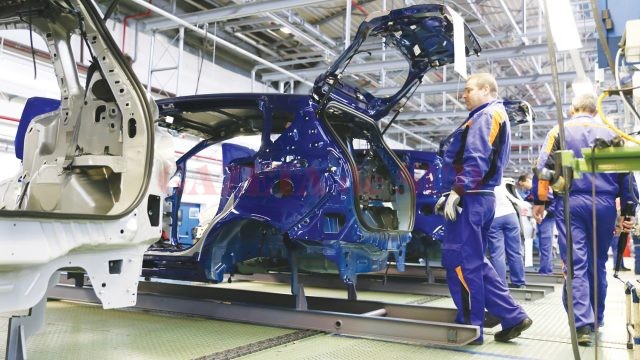 Angajații de la Secția de Vehicule a Ford și-au reluat ieri activitatea în uzină, după o lungă perioadă în care fabrica a fost în remont general (FOTO: Arhiva GdS)