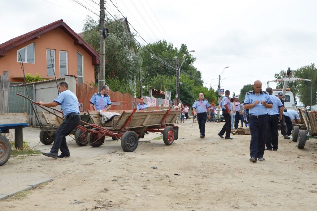 Polițiștii locali au tractat căruțele sechestrate ca să le lege una de alta, pentru a fi mai ușor de transportat