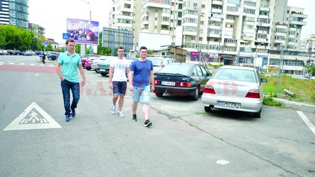 Pietonii circulă pe carosabil (Foto: Traian Mitrache)