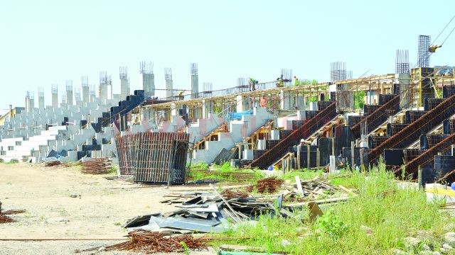 Lucrările de la stadionul de atletism sunt întârziate, iar unii angajaţi ai firmei AB Tehnica SRL de pe alte şantiere se plâng că nu primesc banii (Foto: arhiva GdS)