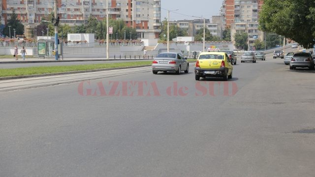 Pe Calea București, în zona cuprinsă între KFC și Ramada, lipsesc marcajele rutiere de pe carosabil (FOTO: Claudiu Tudor)