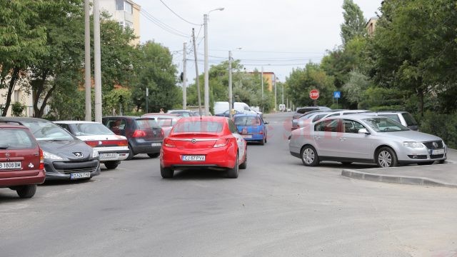 Pe strada Făgăraș nu pot trece două mașini una pe lângă alta, din cauza autoturismelor aflate în parcare (Foto: Claudiu Tudor)
