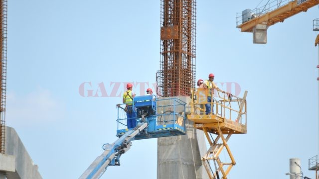 Luna trecută, un lucrător de la stadionul „Oblemenco“ a murit după ce a căzut dintr-o astfel de nacelă (FOTO: arhiva GdS)