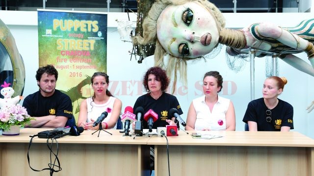 Directoarea Teatrului „Colibri“ (centru) şi echipa sa vorbesc despre reprezentaţiile care vor fi susţinute în oraş în cadrul Festivalului Puppets Occupy Street (Foto: Lucian Anghel)