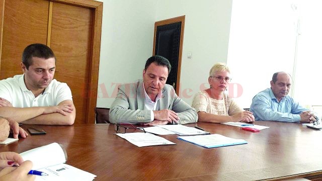 Prefectul Cristinel Pavel a dezbătut cu ceilalţi reprezentanţi problemele din infrastructura de învăţământ