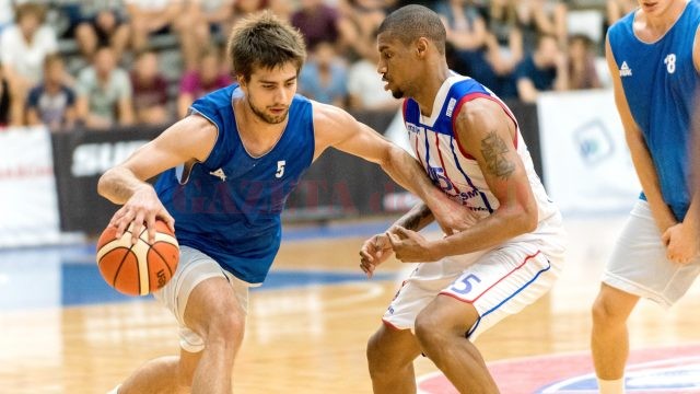 Sârbul Filip Sepa (la minge) a venit la Craiova din campionatul Macedoniei (Foto: Cătălin Soare – sportaction.ro)