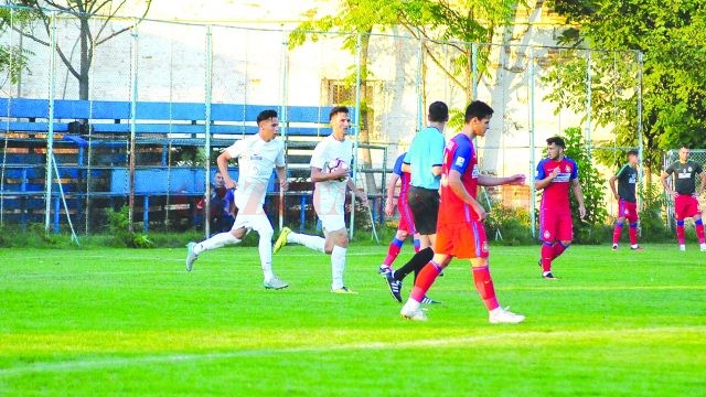 Claudiu Bălan (la minge) a încercat să repună rapid mingea în joc după golul marcat, dar golul egalizator nu a mai venit (Foto: fcpodari.ro)