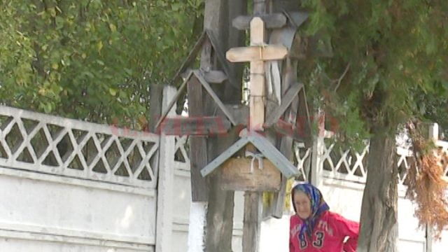 Crucile întâlnite la tot pasul în Cernăteşti amintesc de cei trecuţi în eternitate (Foto: Lucian Anghel)