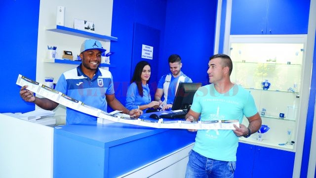Madson s-a bucurat de întâlnirea cu suporterii și îi așteaptă în număr mare la București (Madson s-a bucurat de întâlnirea cu suporterii și îi așteaptă în număr mare la București)