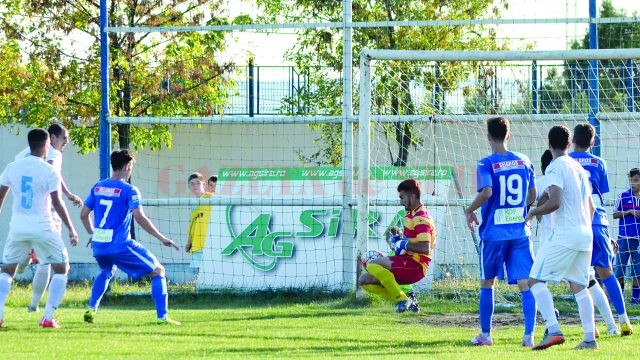 Alb-albaștrii l-au remarcat pe portarul oaspeților, ratând din toate pozițiile (Foto: Alexandru Vîrtosu)