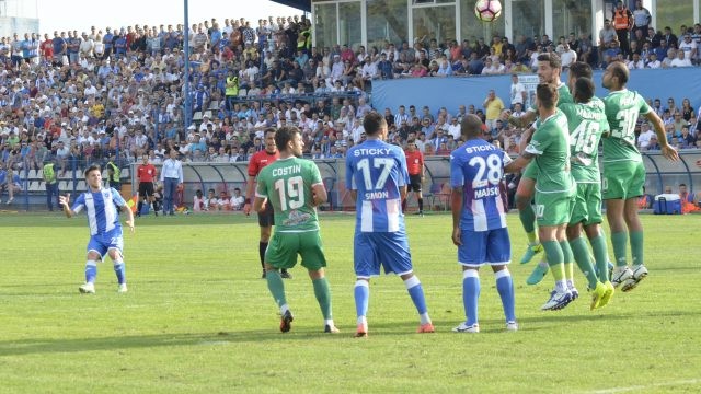 Băluţă a încercat să-i marcheze Chiajnei de la distanţă, dar Bălgrădean a reuşit să respingă de sub bară (Foto: Alexandru Vîrtosu)