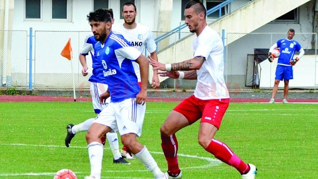 Florin Costea (la minge) a revenit la CSM Vâlcea cu poftă mare de gol (Foto: Alexandru Vîrtosu)