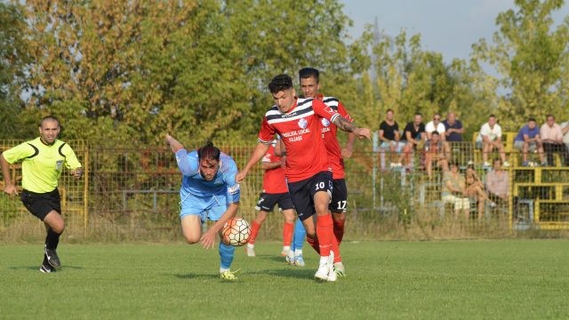 Robert Căle (la minge) a fost unul dintre cei mai buni jucători de pe teren în meciul cu Brânceni (Foto: Alexandru Vîrtosu)
