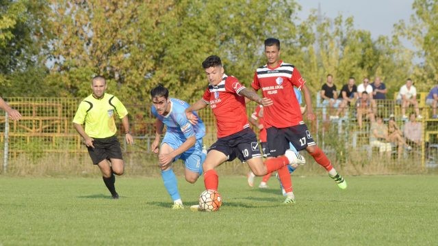 Robert Căle (la minge) a ratat una dintre cele mai mari ocazii în partida cu Chiajna II (Foto: Alexandru Vîrtosu)