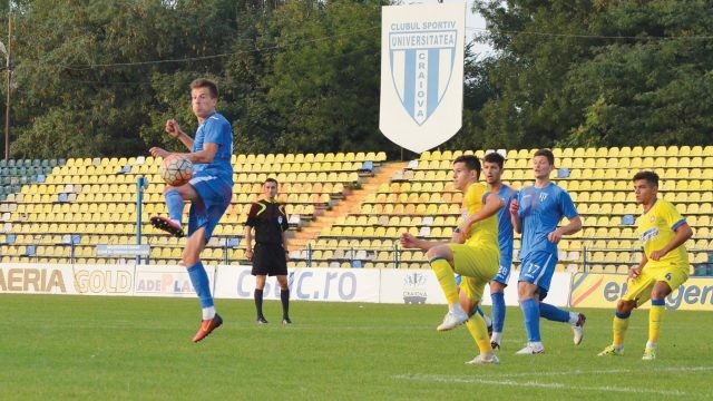 Olivian Surugiu (la minge) a fost cel mai bun jucător al craiovenilor în partida cu Steaua (Foto: Alexandru Vîrtosu)