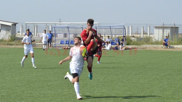 Bogdan Ţoiu (în alb) a revenit pe teren cu gol (Foto: Alexandru Vîrtosu)