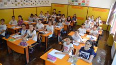 Școala gimnazială „Gheorghe Țițeica“ din Craiova are 1.021 de elevi. La una din clasele a VI-a sunt 32 de copii. (Foto: Claudiu Tudor)