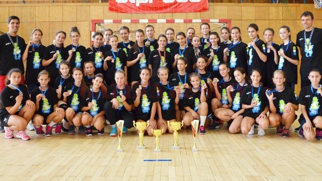 Jucătoarele de la HC Universitatea FEFS Craiova s-au întors acasă cu trei trofee pentru echipe şi două distincţii individuale (Foto: Bogdan Grosu)