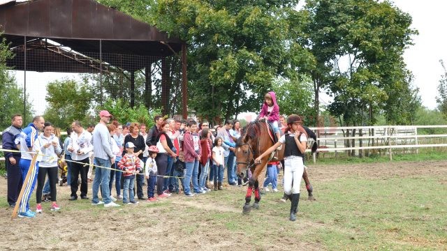 Anul trecut, copiii au fost încântaţi de plimbarea cu caii (Foto: Arhiva GdS)
