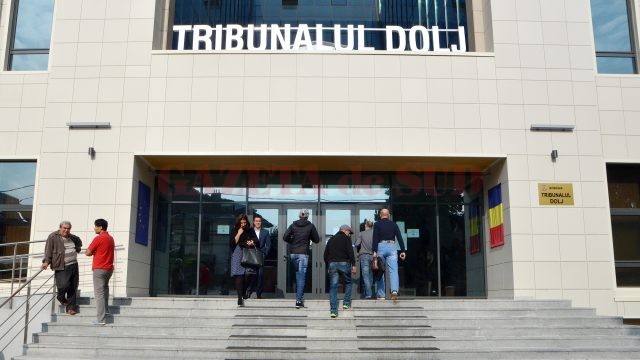 Protestul magistraţilor îngreunează procesele, iar oamenii aşteaptă soluţionarea dosarelor (FOTO: Bogdan Grosu)